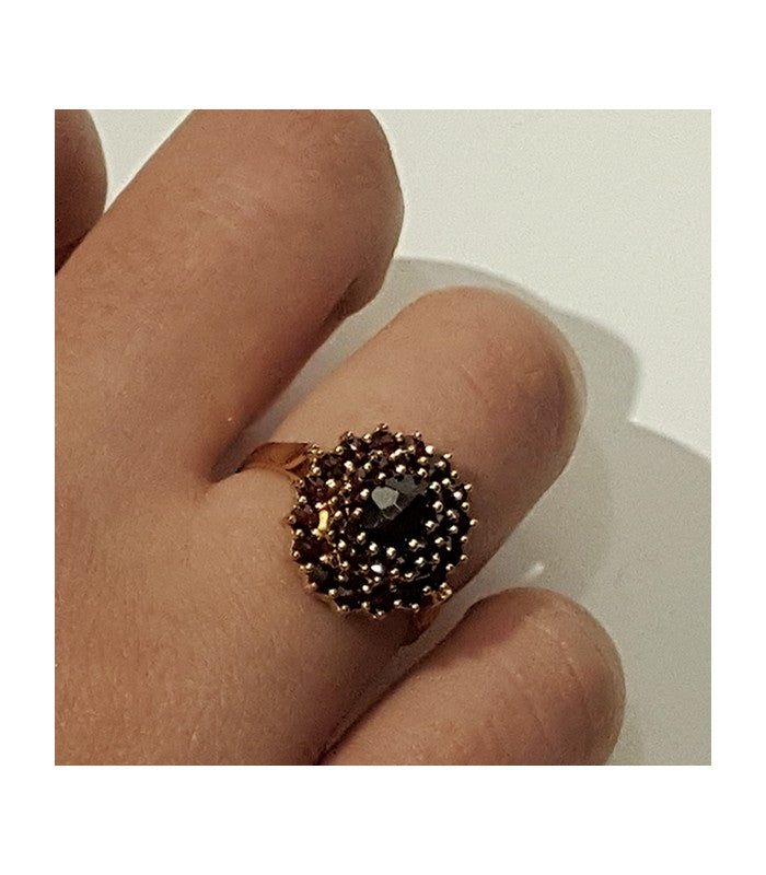 Bague grenat ovale fleur griffée